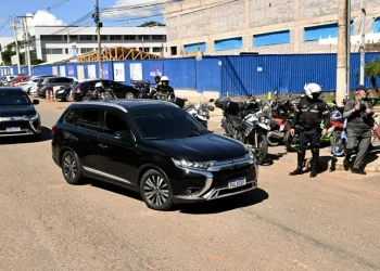 Bolsonaro deixa prisão para passar por cirurgia em hospital em Brasília