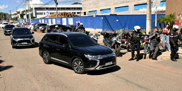 Bolsonaro deixa prisão para passar por cirurgia em hospital em Brasília