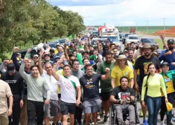 Direita cita Bíblia para responder a esquerda sobre raio em ato de Nikolas