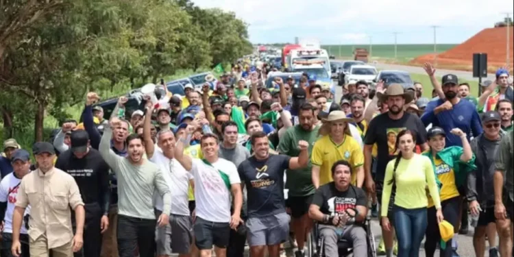 Direita cita Bíblia para responder a esquerda sobre raio em ato de Nikolas