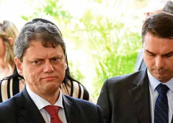 Encontro com Bolsonaro na Papudinha deve selar adesão de Tarcísio a Flávio, dizem aliados