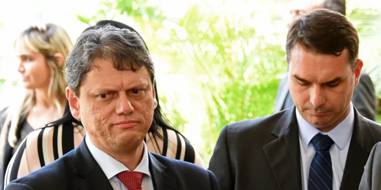 Encontro com Bolsonaro na Papudinha deve selar adesão de Tarcísio a Flávio, dizem aliados