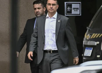 Flávio embarca para Israel em busca de alianças internacionais