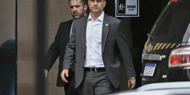 Flávio embarca para Israel em busca de alianças internacionais