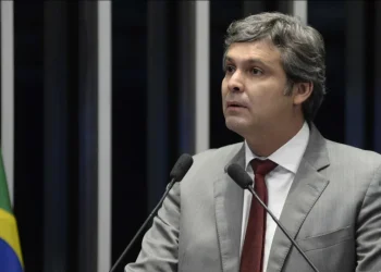Líder do PT pede à PF investigação contra Nikolas e irmãos Bolsonaro por incitação golpista