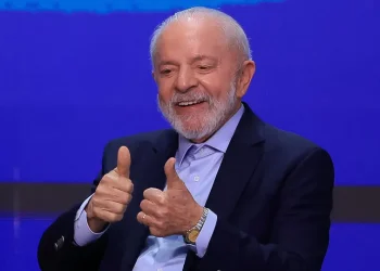 Lula chega a hospital para cirurgia de catarata em Brasília