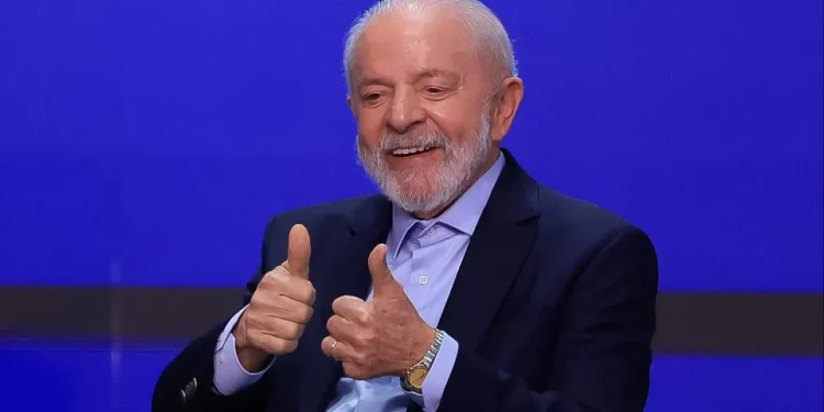 Lula chega a hospital para cirurgia de catarata em Brasília