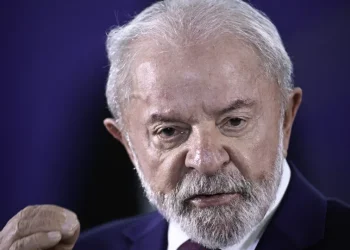Lula sanciona reajustes do Legislativo, mas veta penduricalhos que furam teto