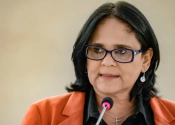 Damares declara apoio a Flávio e diz que ajudará a levar evangélicos para campanha