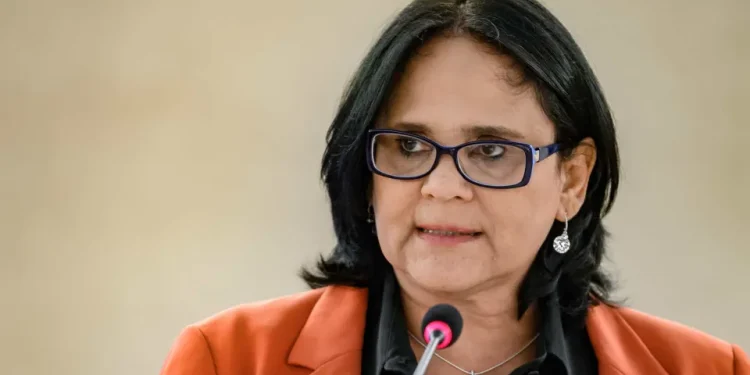 Damares declara apoio a Flávio e diz que ajudará a levar evangélicos para campanha