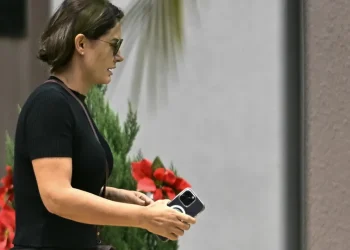 Nas redes, Michelle critica alegoria na Sapucaí de Bolsonaro como palhaço atrás das grades