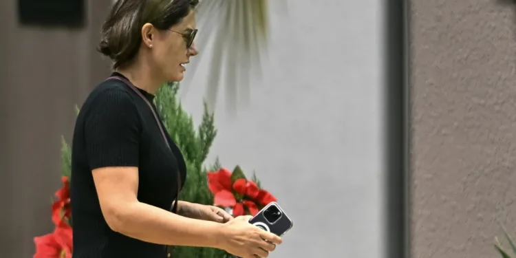 Nas redes, Michelle critica alegoria na Sapucaí de Bolsonaro como palhaço atrás das grades