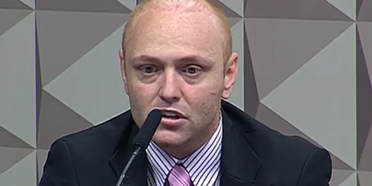 Moraes autoriza hacker que emitiu falso mandado de prisão contra ele a ir para o semiaberto