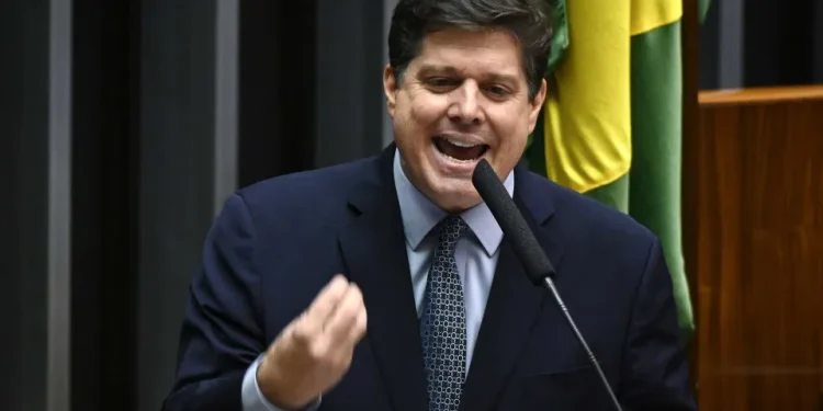 Baleia Rossi sinaliza alinhamento com Tarcísio enquanto Lula disputa apoio do MDB