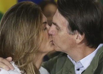 Bolsonaro manda carta de amor à Michelle: “Te amo para sempre”