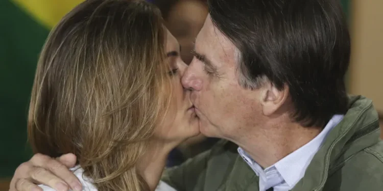 Bolsonaro manda carta de amor à Michelle: “Te amo para sempre”