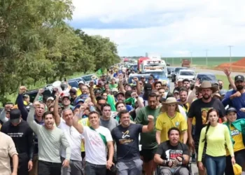 Caminhada de Nikolas tem mutirão de selfies e atrai políticos em busca visibilidade