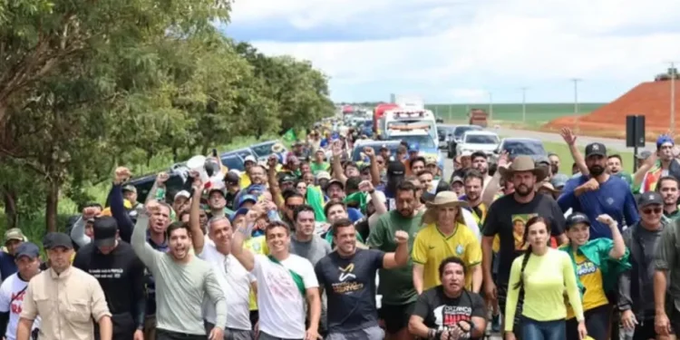 Caminhada de Nikolas tem mutirão de selfies e atrai políticos em busca visibilidade