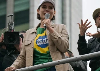 Filhos de Bolsonaro se distanciam de Michelle em disputa por sucessão