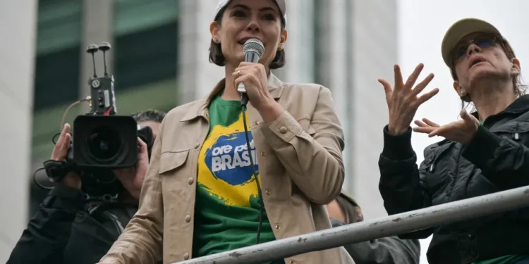 Filhos de Bolsonaro se distanciam de Michelle em disputa por sucessão