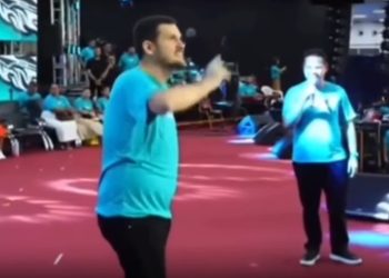 Vereador Eduardo Alfaia afirma que Renato Júnior assumirá prefeitura em abril e reforça expectativa de candidatura de David Almeida ao Governo Um evento religioso ocorrido na terça-feira (17) no Auditório do Canaã, em Manaus, ganhou repercussão nos bastidores políticos nesta semana após uma declaração do vereador Eduardo Alfaia (PL), líder do prefeito na Câmara Municipal de Manaus. Segundo Alfaia, o vice-prefeito Renato Júnior (Avante) deverá assumir o cargo de prefeito em exercício a partir de 1º de abril, informação que reforça especulações sobre a estratégia eleitoral do atual prefeito David Almeida (Avante) em 2026. Durante o encontro, que reuniu lideranças religiosas e apoiadores, Alfaia apresentou Renato Júnior como alguém que “vai responder pela prefeitura” a partir da data mencionada, sem detalhar oficialmente em qual circunstância isso ocorreria ou se há um período de afastamento programado para Almeida. A declaração rapidamente se espalhou nas redes sociais e em grupos de discussão política. Procurada pela reportagem, a assessoria do vereador Alfaia não forneceu detalhes além da fala feita no evento. Não foi informado se trata-se de férias, licença ou outro motivo administrativo que justificaria temporariamente a transferência de funções ao vice-prefeito. Renato Júnior é vice-prefeito de Manaus e tem ocupado papel ativo na gestão municipal, inclusive participando de ações conjuntas com o Executivo e vereadores em visitas técnicas e eventos institucionais ao longo de 2025 e 2026, fortalecendo sua visibilidade dentro da estrutura governamental. Ele já chegou a assumir a prefeitura em exercício em ocasiões anteriores, como quando David Almeida esteve de férias, inclusive realizando atividades administrativas públicas nesse período. A fala de Alfaia reacende especulações nos bastidores sobre os rumores de que David Almeida pode disputar cargo diferente em 2026, especialmente a postulação ao Governo do Amazonas ou ao Senado Federal. Em entrevista no fim de 2025, Almeida afirmou que ainda não se coloca formalmente como candidato, mas considerou que seu apoio político pode ser “fundamental” para as eleições do próximo ano.