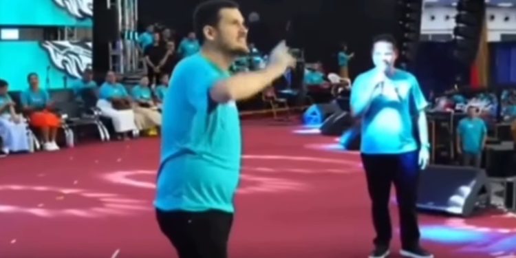 Vereador Eduardo Alfaia afirma que Renato Júnior assumirá prefeitura em abril e reforça expectativa de candidatura de David Almeida ao Governo Um evento religioso ocorrido na terça-feira (17) no Auditório do Canaã, em Manaus, ganhou repercussão nos bastidores políticos nesta semana após uma declaração do vereador Eduardo Alfaia (PL), líder do prefeito na Câmara Municipal de Manaus. Segundo Alfaia, o vice-prefeito Renato Júnior (Avante) deverá assumir o cargo de prefeito em exercício a partir de 1º de abril, informação que reforça especulações sobre a estratégia eleitoral do atual prefeito David Almeida (Avante) em 2026. Durante o encontro, que reuniu lideranças religiosas e apoiadores, Alfaia apresentou Renato Júnior como alguém que “vai responder pela prefeitura” a partir da data mencionada, sem detalhar oficialmente em qual circunstância isso ocorreria ou se há um período de afastamento programado para Almeida. A declaração rapidamente se espalhou nas redes sociais e em grupos de discussão política. Procurada pela reportagem, a assessoria do vereador Alfaia não forneceu detalhes além da fala feita no evento. Não foi informado se trata-se de férias, licença ou outro motivo administrativo que justificaria temporariamente a transferência de funções ao vice-prefeito. Renato Júnior é vice-prefeito de Manaus e tem ocupado papel ativo na gestão municipal, inclusive participando de ações conjuntas com o Executivo e vereadores em visitas técnicas e eventos institucionais ao longo de 2025 e 2026, fortalecendo sua visibilidade dentro da estrutura governamental. Ele já chegou a assumir a prefeitura em exercício em ocasiões anteriores, como quando David Almeida esteve de férias, inclusive realizando atividades administrativas públicas nesse período. A fala de Alfaia reacende especulações nos bastidores sobre os rumores de que David Almeida pode disputar cargo diferente em 2026, especialmente a postulação ao Governo do Amazonas ou ao Senado Federal. Em entrevista no fim de 2025, Almeida afirmou que ainda não se coloca formalmente como candidato, mas considerou que seu apoio político pode ser “fundamental” para as eleições do próximo ano.