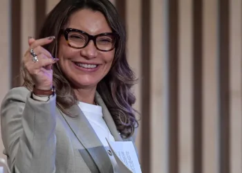 Janja diz que desistiu de desfilar para evitar perseguição a Lula e escola de samba