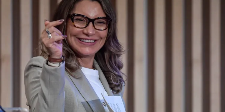 Janja diz que desistiu de desfilar para evitar perseguição a Lula e escola de samba