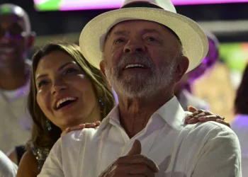 Janja expulsa filha de Lula de sala reservada na Sapucaí, diz colunista