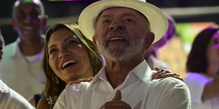 Janja expulsa filha de Lula de sala reservada na Sapucaí, diz colunista