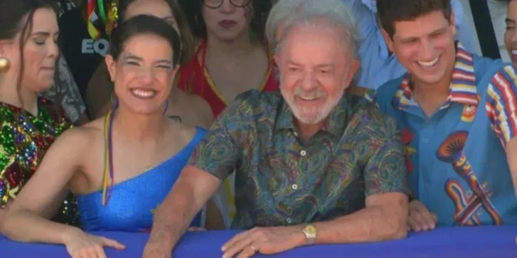 Lula acompanha desfile no Recife ao lado do prefeito João Campos e da governadora Raquel Lyra