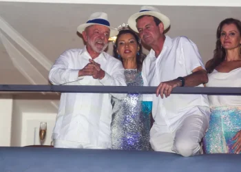 Lula é ovacionado na Sapucaí ao aparecer em camarote no Rio