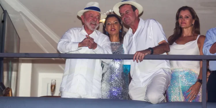 Lula é ovacionado na Sapucaí ao aparecer em camarote no Rio