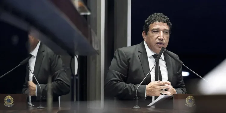 Magno Malta tenta visitar Bolsonaro, mas é impedido por falta de autorização do STF