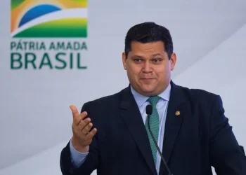 Alcolumbre diz que se Lula quer falar com ele, deve procurá-lo