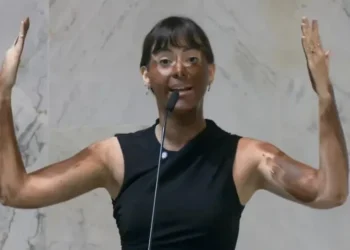 Deputada Fabiana Bolsonaro faz ‘blackface’ em protesto transfóbico