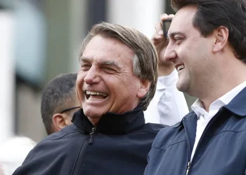 Flávio Bolsonaro busca apoio de Ratinho Júnior e enfrenta resistência