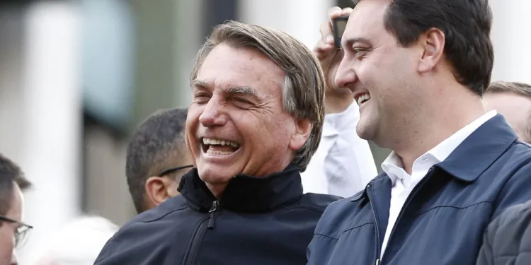 Flávio Bolsonaro busca apoio de Ratinho Júnior e enfrenta resistência