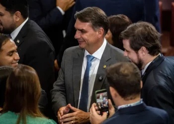Flávio Bolsonaro lidera crescimento nas redes, e Lula critica dependência digital