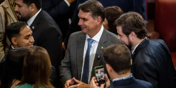 Flávio Bolsonaro lidera crescimento nas redes, e Lula critica dependência digital
