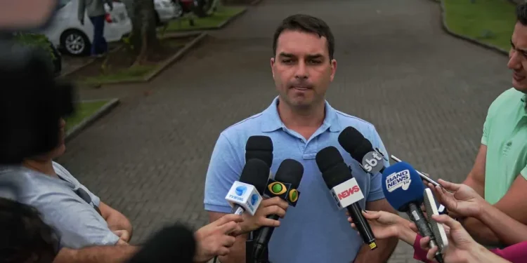Flávio Bolsonaro sobre Jair: aparência continua abatida, e a voz está enfraquecida