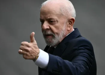 Lula visita fábrica que fornece 19 milhões de produtos ao SUS