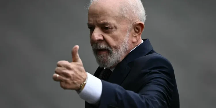 Lula visita fábrica que fornece 19 milhões de produtos ao SUS