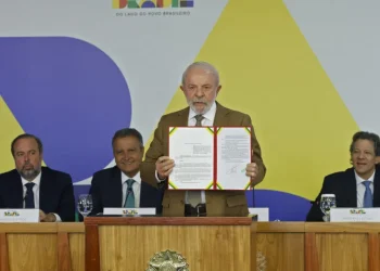 Metade dos ministros deixa o governo, e Lula cobrará atuação em campanha eleitoral