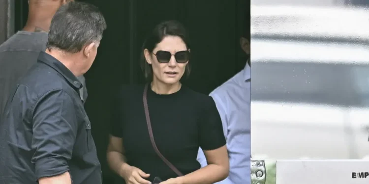 Michelle Bolsonaro diz que ex-presidente está há seis dias sem soluços