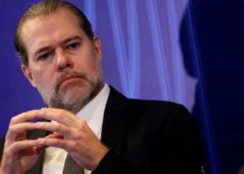 Senador obtém assinaturas para abrir CPI contra Moraes e Toffoli por caso Master