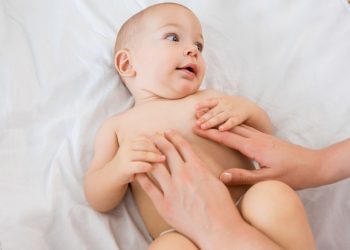 Abril Azul: massagem auxilia no bem-estar de crianças com TEA