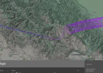 Avião passa 2 horas voando em círculos antes de cair na Bolívia