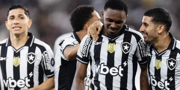Botafogo e Coritiba tentam ganhar posições no Brasileirão em duelo no Nilton Santos