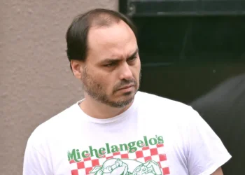 Carlos Bolsonaro reclama de dividir horas de visita ao pai com os irmãos